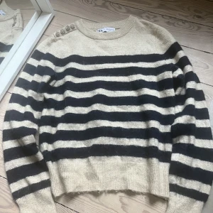 Zara tröja - Stickad randig tröja från zara som endast använts fåtal gånger💞💞köparen står för frakt, 66 kr, spårbar💞💞