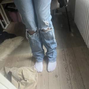 Dessa raka jeans från zara i en ljusare blå färg💞💞storlek 36💞Köparen står för frakten, 66 kr, spårbar💞💞