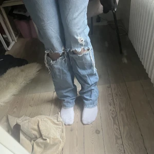 Zara jeans - Dessa raka jeans från zara i en ljusare blå färg💞💞storlek 36💞Köparen står för frakten, 66 kr, spårbar💞💞