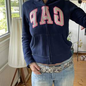 Söt zip up från GAP med glittriga paljettdetaljer🌟