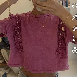 Volang t-shirt nitar - Så unik t-shirt med volang detaljer & nitar!!! Från bershka i strl S💕jag är 171 cm lång🥳 använd gärna köp nu!