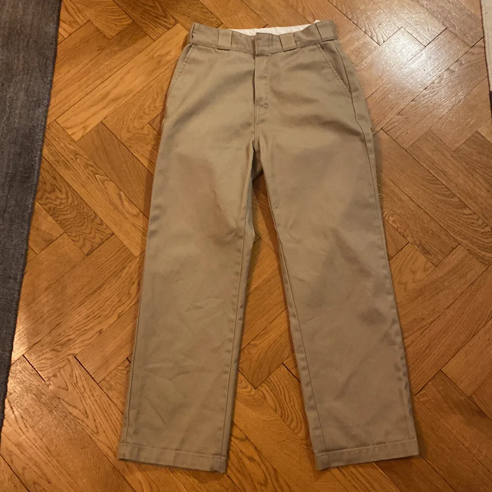 Ett bar Dickies byxor som är inte jätte baggy men inte heller för tajta. Är ett bra skick inte användas så mycket. Jag är 167 cm lång och dom sitter perfekt på mig.. Jeans & Byxor.