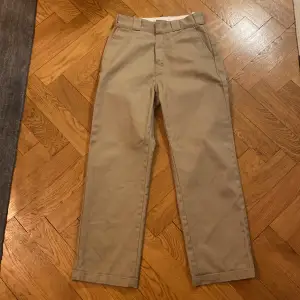 Ett bar Dickies byxor som är inte jätte baggy men inte heller för tajta. Är ett bra skick inte användas så mycket. Jag är 167 cm lång och dom sitter perfekt på mig.