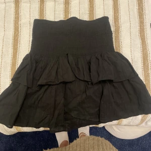 Volangkjol NeoNoir - Säljer denna super söta och trendiga volangkjolen ifrån NeoNoir.