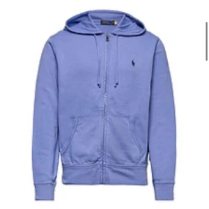 Ralph Lauren Zip hoodie - Säljer nu min Ralph Lauren zip hoodie. Skulle klassa tröjan som lite stor i storleken och har därav inte kommit till andvändningen. Skicket är som nytt och färgen säljs inte längre på denna modell. Orginalpris 1300kr. Köparen står för frakten👌