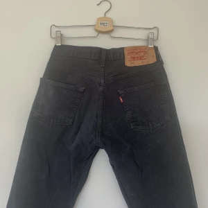 vintage Levis 501 svarta jeans  - Svarta vintage levis 501or storlek 30x32.  Mått midja 83 cm Mått inner ben 77cm  Skulle säga strl 36-38  Bra vintage skick, inte kolsvarta utan helt rätt vintage look;) Hela, rena, nytvättade, inga husdjur  Fraktas inga returer! 