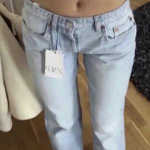 Säljer nu mina zara jeans i grå! Inte blå men det är exakt den modellen som på bilden. Kom privat för egna bilder!