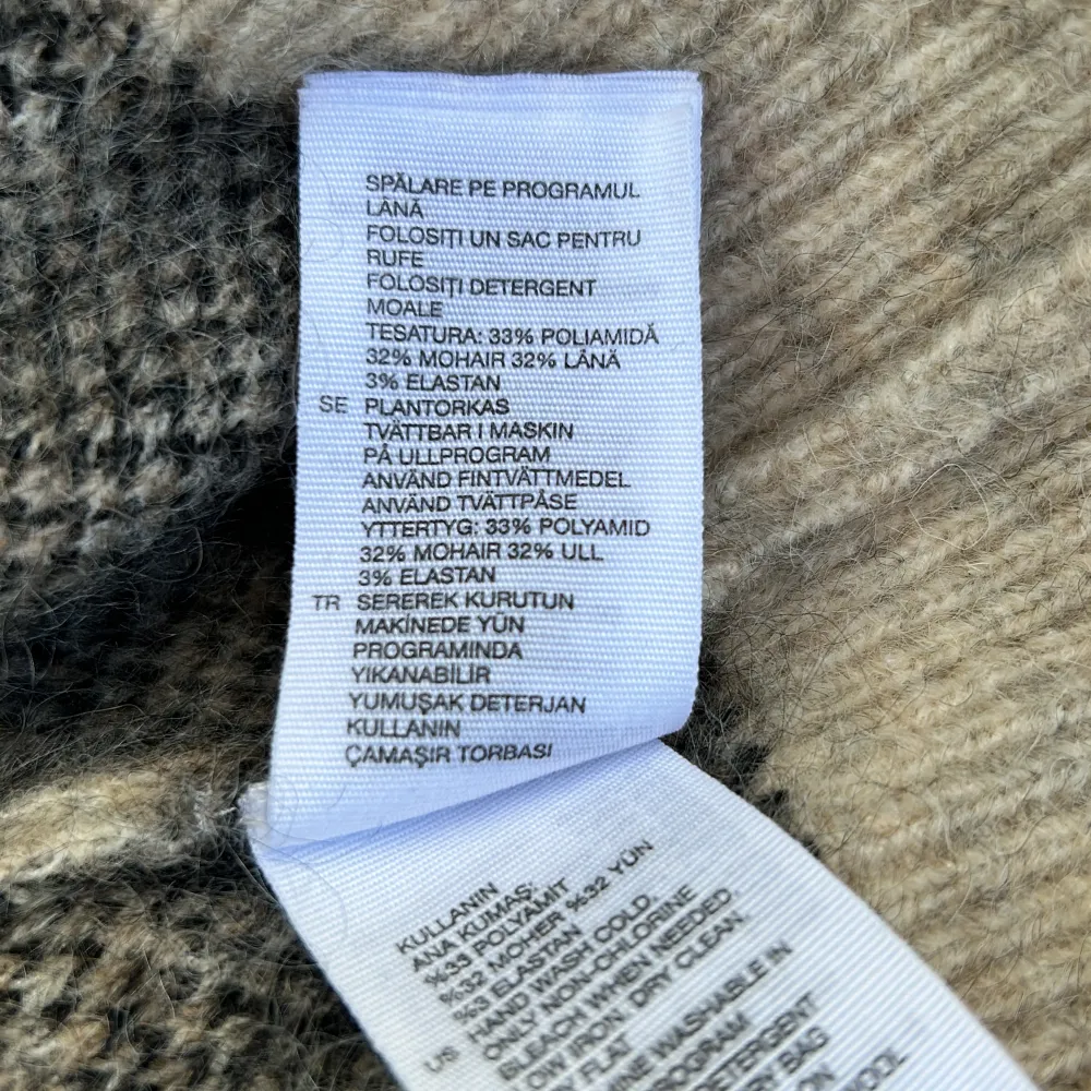 Leopardmönstrad stickad tröja från & Other Stories (Loa Angeles Atelier) i mohairblandning. Endast använd vid enstaka tillfällen. Tjock och rejäl tröja. Mycket fint skick!. Stickat.