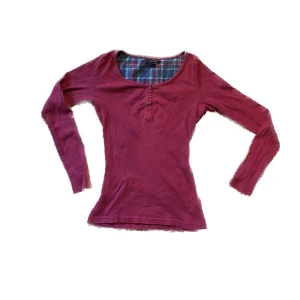 Långärmad  - Super skön röd långärmad tröja med knappar! 