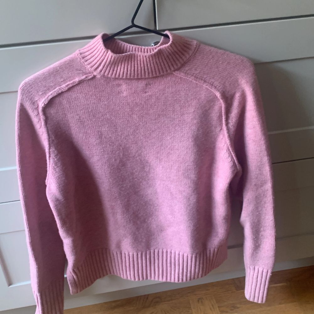 Det här är en oanvänd Zadig voltaire tjocktröja med storleken 11-12 eller 12 åringar! Den är rosa o Står med bokstäver AMOUR. Den är som sagt inte använd en enda gång och kostar 1200 fientliges men säljer den för 300 kr. Tröjor & Koftor.