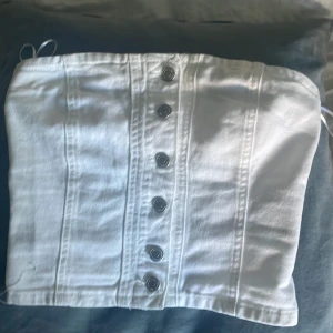 Vit jeanstopp - Säljer denna jättefina jeanstoppen som är köpt på pull & bear i Spanien! Helt oanvänd med lapparna kvar, Storlek M, dock liten i storleken!