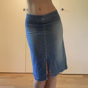 Jenaskjol  - Så trendig din jeanskjol. Köpt secondhand och inga defekter💞