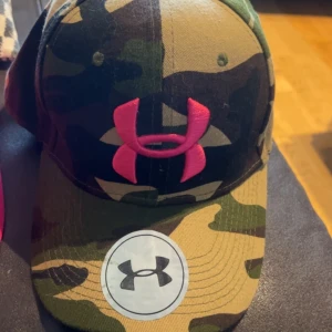 Under armour keps - Säljer kepsen för den kommer aldrig till användning. 
