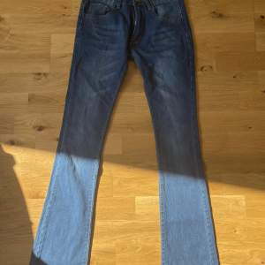Blå bootcut jeans, vet ej varifrån. Perfekt skick utan defekter. Rätt små, skulle gissa baserat på längsen att de är för en 11-13 åring.