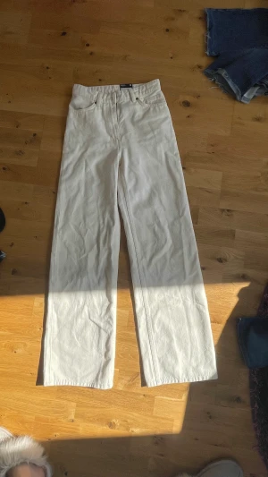 Vida jeans - Vita högmidjade jeans från Monki i helt perfekt skick, aldrig någonsin använda! Inga defekter
