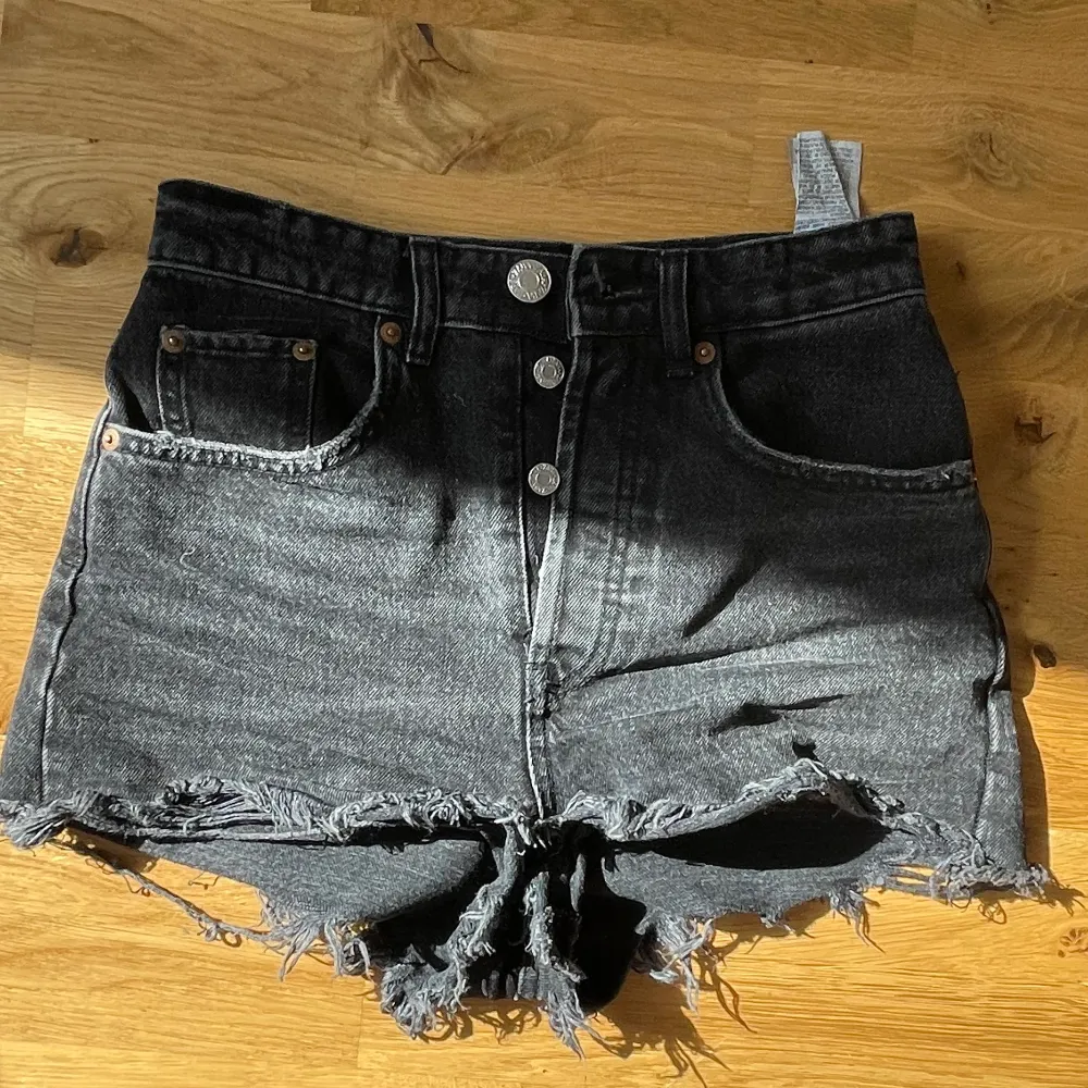 Svarta jeans shorts från Zara. Perfekt skick! Söta till sommaren. Strl 32. Shorts.