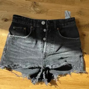 Svarta jeans shorts från Zara. Perfekt skick! Söta till sommaren. Strl 32