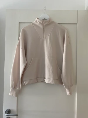 Sweatshirt - Beige sweatshirt med dragkedja💗