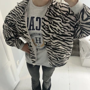 Jeans jacka med mönster  - Aaaas cool zara jacka med over sised fit!!❤️❤️