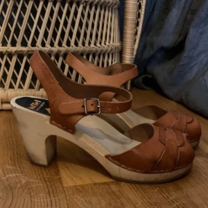 Hasbeens träskor - I fint skick. Hasbeens träskor. Storlek 38. Lite högre klack. Bruna.