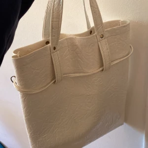 väska - vit totebag-liknande väska i skinimitation. Från 60-talet!!