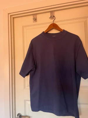 Acne t-shirt - En t-shirt från acne som använts sparsamt, därav väldigt bra skick. Tror storleken är small men den passar större. Nypris: 1999kr Mitt pris 999kr.  Hör av er vid frågor 