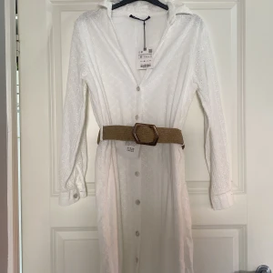 Maxi klänning zara - Maxi klänning från zara, aldrig använd då den är för stor för mig. Prislapp finns kvar.