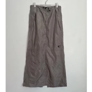 Urban Outfitters Cargo kjol - Säljer denna helt oanvända kjol köpt i Dublin på UO