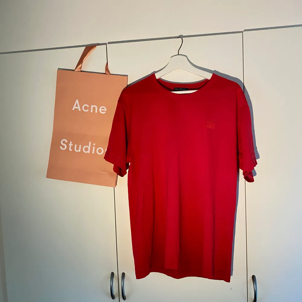 Hej, säljer en Acne Studios T-shirt i storlek Large och True To Size. Den är i väldigt bra skick. Påse medkommer vid köp. Priset är inte hugget i sten. Hör av dig vid frågor!. T-shirts.