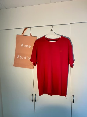 Acne Studios standard Face T-shirt  - Hej, säljer en Acne Studios T-shirt i storlek Large och True To Size. Den är i väldigt bra skick. Påse medkommer vid köp. Priset är inte hugget i sten. Hör av dig vid frågor!