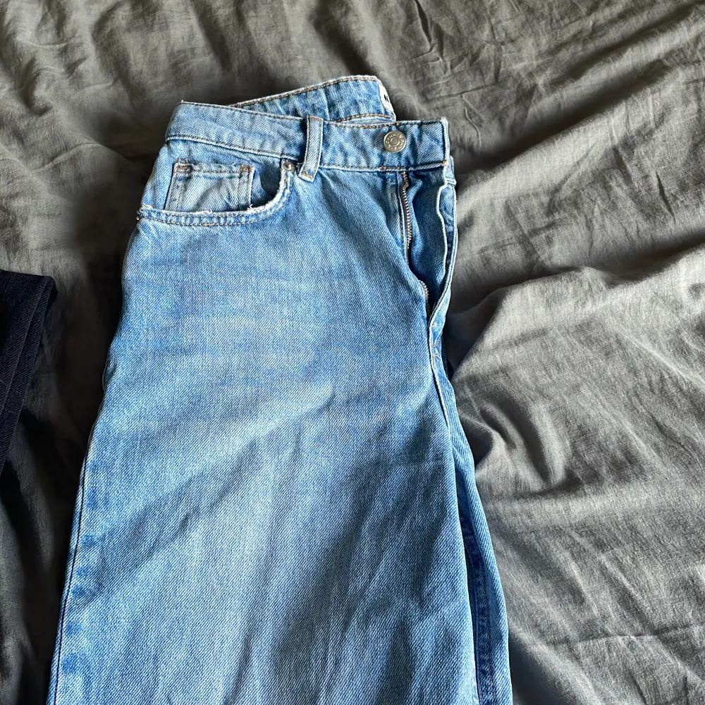 Jeans med hål. Sparsamt använda. Köpt för 549kr.. Jeans & Byxor.
