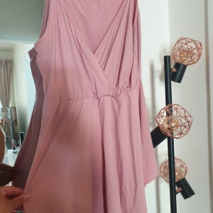 Sommar linne - Jätte söt med volang och går lite längre framtill. Det står Chein curve xl i men jag uppskattar den till en medium, väldigt stretchig, passar storbystade bäst 🌸