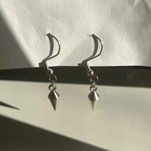 Super fina nitörhängen  - Silver örhängen  Skickas som brev FRAKT:19kr SÄLJES STYCKVIS!