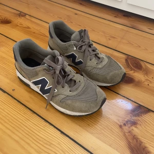 Sneakers gröna  - Begagnade skor, i bra skick från new balanze