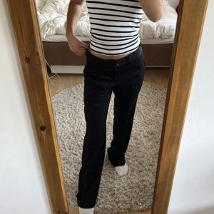 Low waist kostymbyxor  - Low waist kostymbyxor som är i väldigt bra skick. Säljer pågrund av att jag inte får användning av de. Storlek xs/s. Skriv privat för fler bilder eller frågor.