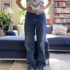 Baggy jeans med midjemått: 80cm och innerbenslängd: 77cm. Byxornasitter väldigt snyggt om man viker ner dom men tyvärr saknas en knapp, men om någon köper dom att jag på en knapp🩷 köp gärna via köp nu🪩