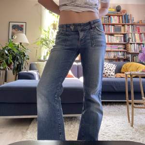 Lågmidjade ONLY jeans med snygg knäppning🩷midjemått: 84cm och innerbenslängd: 80 cm🙌🏻Använd gärna köp nu🪩