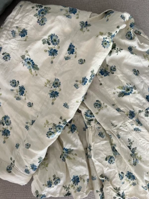 Lång kjol från and Other stories - Jätte söt endast använd 1 gång.  Storlek 38