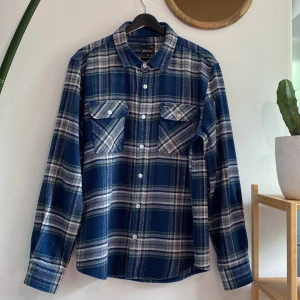 Overshirt Brixton - Medium, sann i storleken. Lite tjockare i tyget men mjuk. Sitter bra.  Längd 73 cm