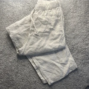 Linnebyxor  - Super härliga sommarlinnebyxor. Säljer dessa byxor eftersom de inte kommer till användning!🌸