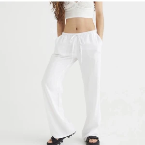Vita linnebyxor  - Säljer dessa vita linnebyxor ifrån H&M i storlek S, helt slutsålda🫶🏼 helt nya med alla lappar kvar (lägger ut annonsen igen då förra köparen var oseriös)