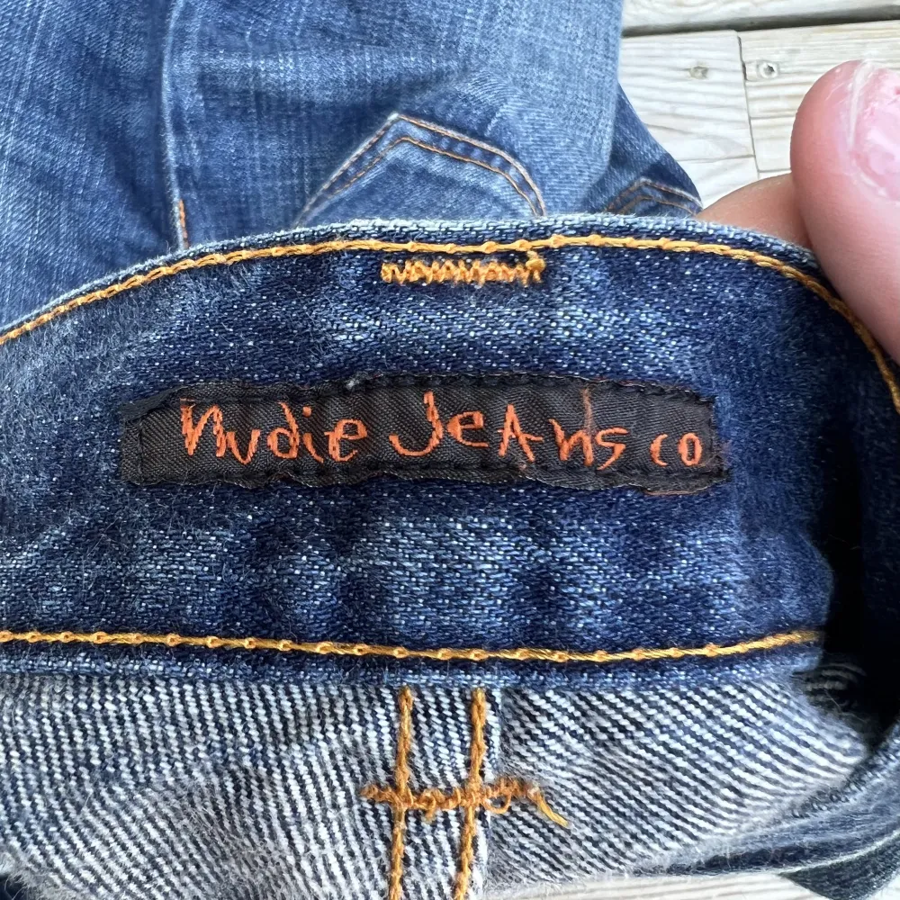 Lågmidjade bootcut jeans i mörkblå tvätt från Nudie Jeans CO, Nypris: 1600kr  kommer i fint skick, långa i benen. Jeans & Byxor.