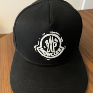 Moncler keps - Helt ny moncler keps i svart nypris 2500kr