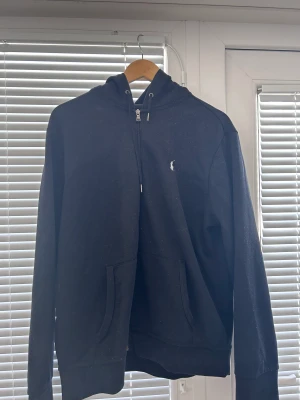 Polo Ralph lauren kofta - Nästan oanvänd  Använt 3 gånger, suddig text pga tvätt I skick som ny  Vid snabb affär kan jag sänka pris mycket