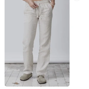 Lågmidjade linnebyxor - Skagen clothing - Säljer dessa populära lågmidjade linnebyxor från Skagen clothing med påse & tag kvar. Storlek S, helt nya! Slutsålda på hemsidan. Säljer endast pga att jag ej gillar lågmidjat. Nypris 799.