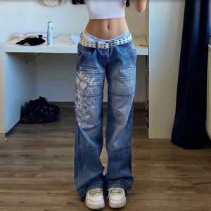 Säljer dessa coola y2k inspirerade jeans då de var lite för små för mig. De är i storlek M, men skulle säga mer S & XS. Bara provade en gång så är i nyskick❤️ Inte mina bilder! Köpare står för frakt!