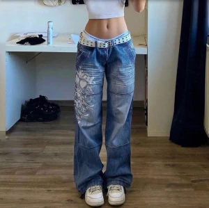 Low waist jeans  - Säljer dessa coola y2k inspirerade jeans då de var lite för små för mig. De är i storlek M, men skulle säga mer S & XS. Bara provade en gång så är i nyskick❤️ Inte mina bilder! Köpare står för frakt!