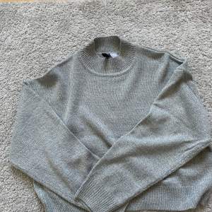 Säljer denna superfina stickade tröjan från HM, använd ca 2 gånger!💕perfekt att ha över klänningar i sommar! pris kan diskuteras 
