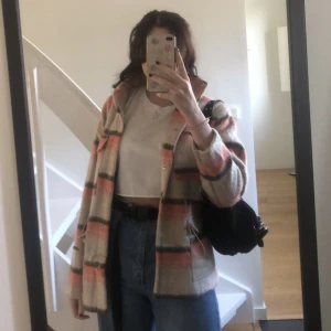 Rutig skjortjacka (oversize) - Så cool rosa/beige rutig skjortjacka, eller shacket från missguided. Köpt ca. 2020 men sparsamt använd! Väldigt bekväm och tillräckligt varm för att användas på tidig vår / sen höst eller på vintern med något tjockare under!  Skriv för mer info 🪸