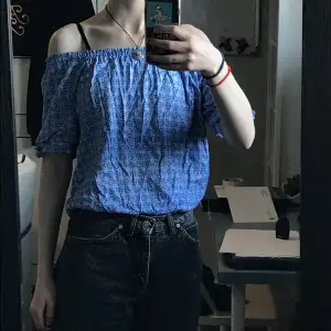 supergullig off-shoulder top från h&m! mycket sparsamt använt så i nyskick! den är barnstorlek 164 men passar XS-S beroende på hur man vill att den ska sitta 💙